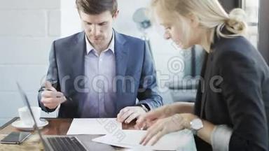 女商人给她的合伙人签署文件